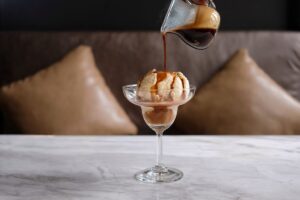 Γιατί οι Ιταλοί ρίχνουν καυτό espresso πάνω στο παγωτό; Η ιστορία του affogato