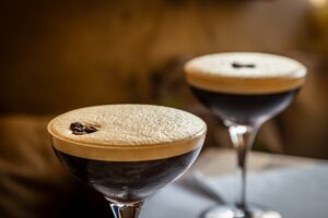 Espresso Martini: Πώς ένα κοκτέιλ με καφέ βρέθηκε ξανά στην κορυφή