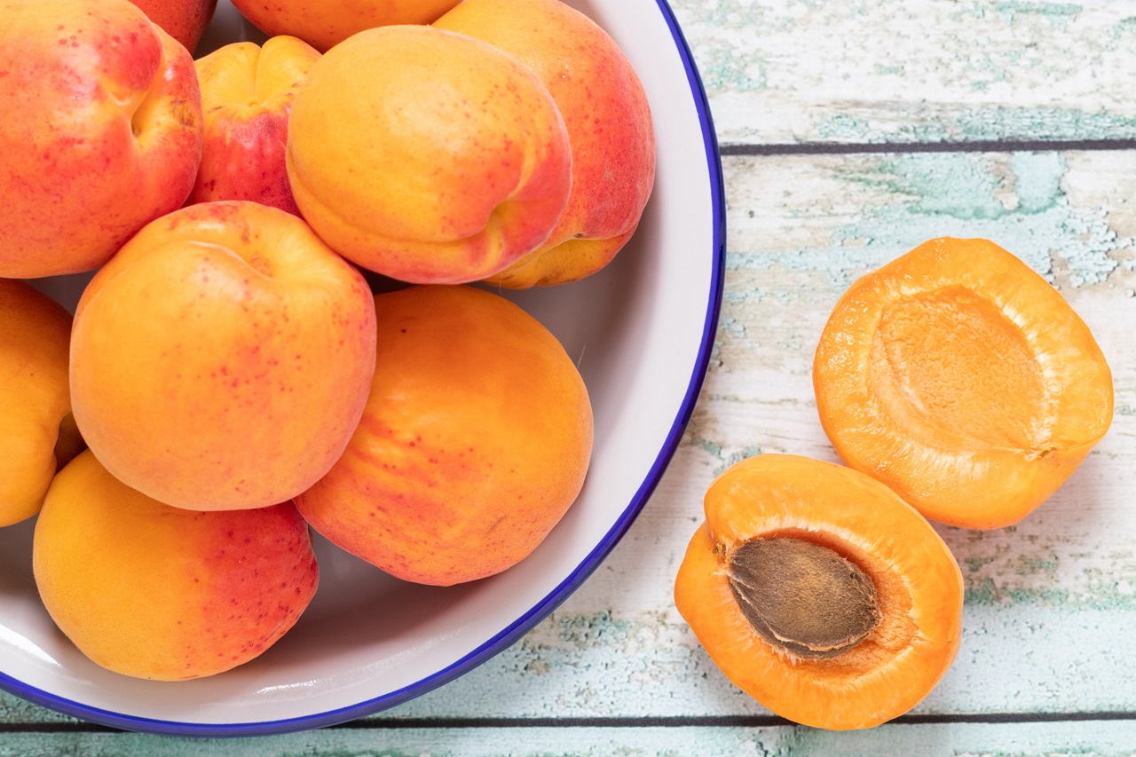 Top,View,Photo,Of,Bio,Apricots,On,A,Plate,With