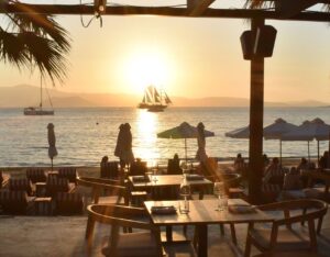 Amour: Στην Αγία Άννα ο Μιχάλης Χαντζός δημιουργεί με τις πρώτες ύλες της Νάξου