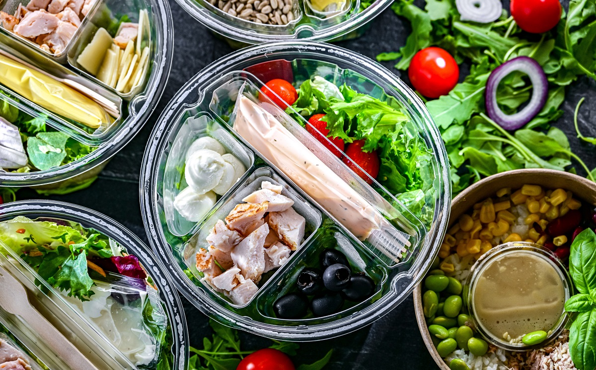 Round,Plastic,Boxes,With,Pre-packaged,Vegetable,Salads.,Convenience,Food