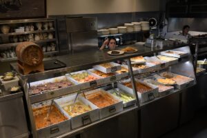 Ψάθα στην Πρέβεζα: H παλιά συνήθεια να επιλέγεις το φαγητό από τη βιτρίνα