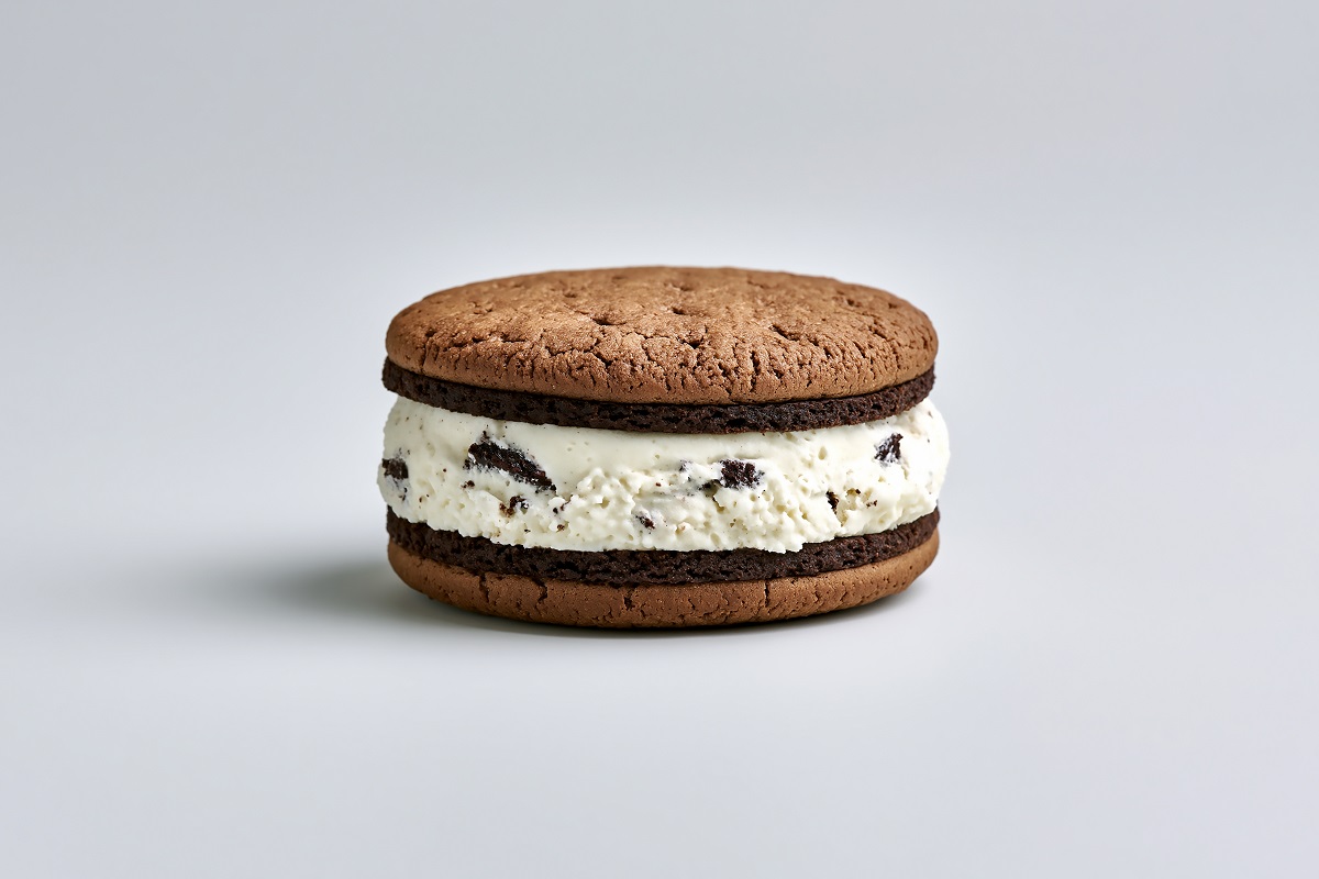 Chocolate,Cookie,Ice,Cream,Sandwich,Isolated,On,White,Background