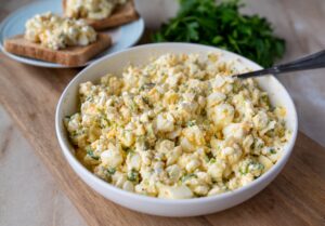 Αυγοσαλάτα με cottage cheese και κάρυ για σάντουιτς