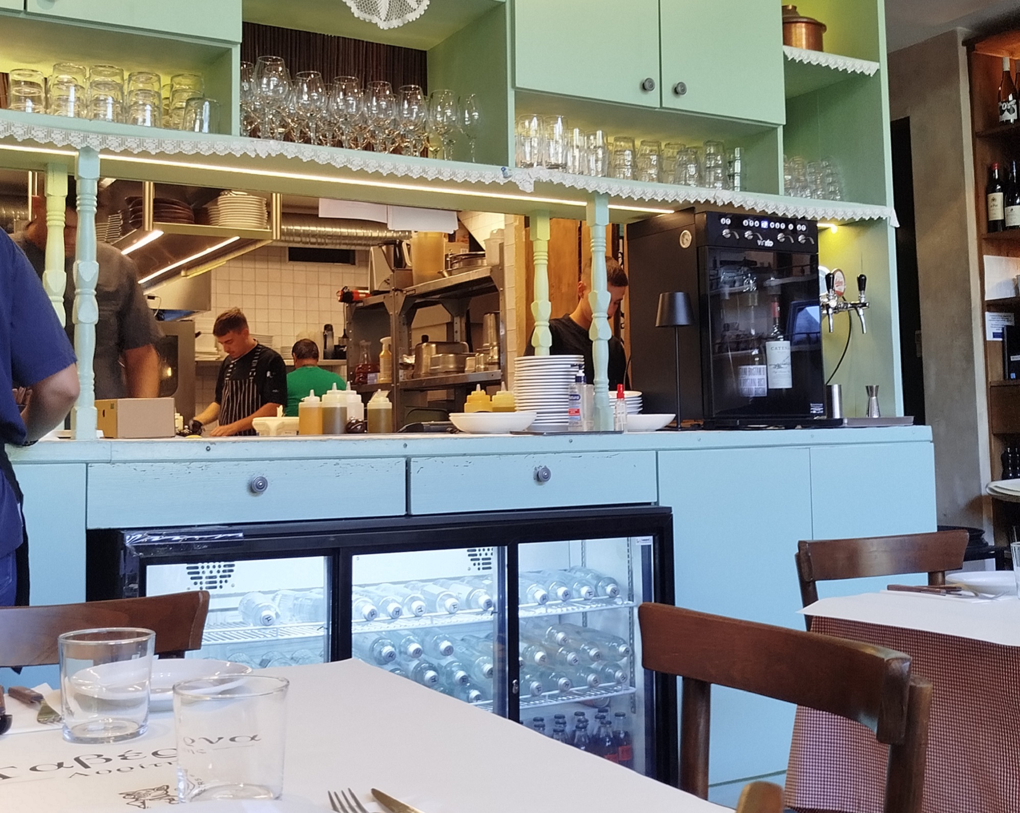 kritiki-taverna-aoritis-anoigma