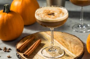 Pumpkin Spice Espresso Martini: Το κοκτέιλ που πίνουμε όλο το φθινόπωρο