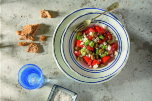 Σαλάτα με ντομάτα, τυρί, ελιές και κρίθινο παξιμάδι