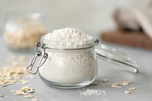 Βρήκαμε σκόρο στο αλεύρι; Τι πετάμε και πώς καθαρίζουμε το ντουλάπι